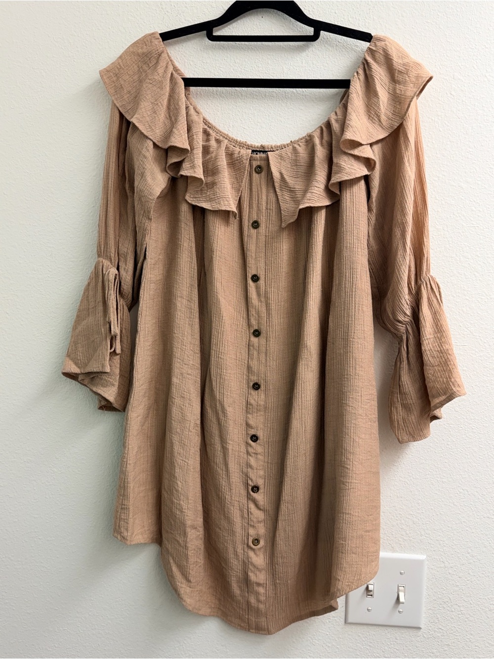 Hommage from Los Angeles Ruffled Button-Front Women's Blouse - Beige size medium